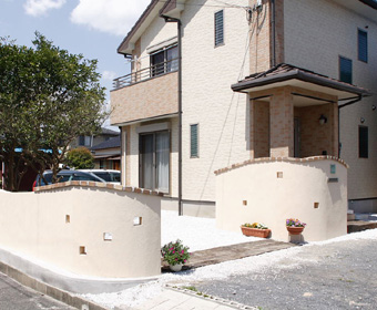 カーブ塀Fukuoka OnlyOneStyle garden(福岡県北九州市)©八重洲技建