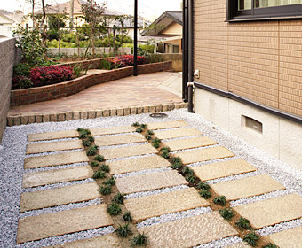 御影石と化粧砂利の和風テイスト舗装 Only One Style garden(福岡県北九州市)©八重洲技建