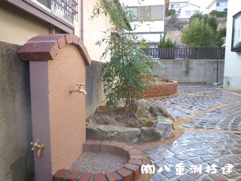 ピンコロ舗装扇貼り、レンガ笠木、水栓壁Fukuoka Only One Style garden(福岡県北九州市)©八重洲技建