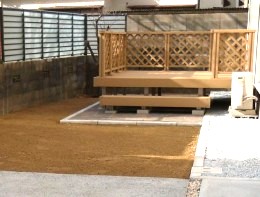 木樹脂デッキ・採光目隠しフェンス　Only One Style garden(福岡県北九州市)©八重洲技建